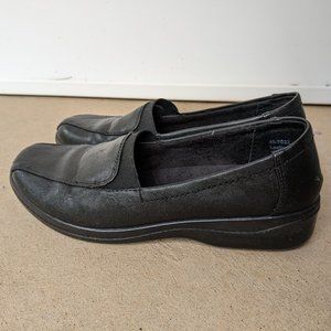 Size 7 Wide Easy Street Black Slip Ons/Loafers 🌈